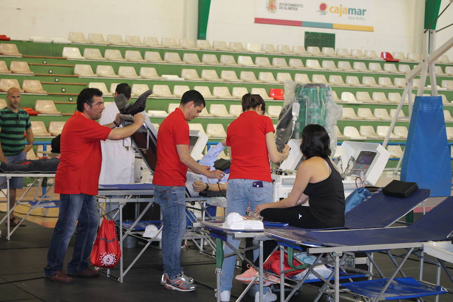 Cientos de almerienses han participado ya en la macrocolecta organizada hoy en el pabellón Rafael Florido y que permanecerá activa hasta las 21.30 horas