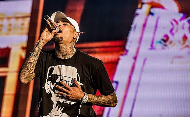 Chris Brown, ex de Rihanna, acusado de violar a una chica varias veces en su casa