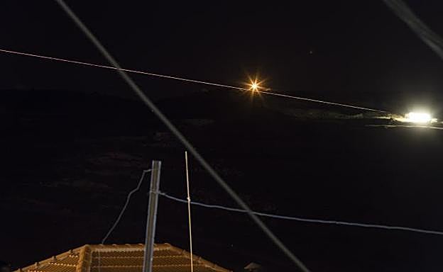 Misiles desplegados por la artillería israelí hacia objetivos militares sirios en los Altos del Golán. 