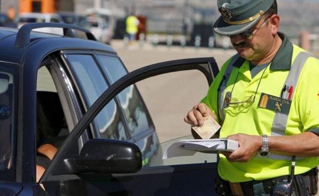 ¿Cuántos puntos del carnet pierdes con cada infracción y cómo puedes recuperarlos?