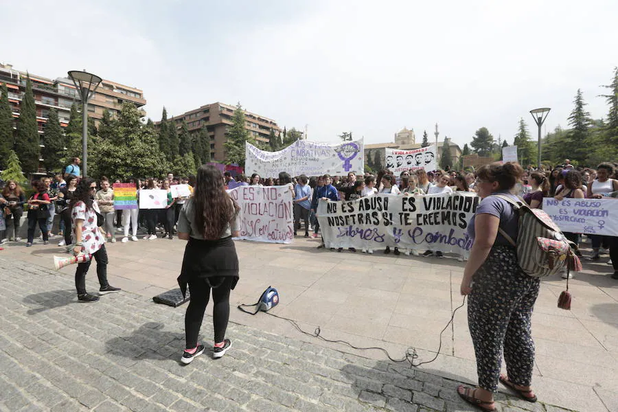 Unas 400 personas se han concentrado en la plaza del Trinfo en Granada y un centenar frente a los juzgados de Motril 