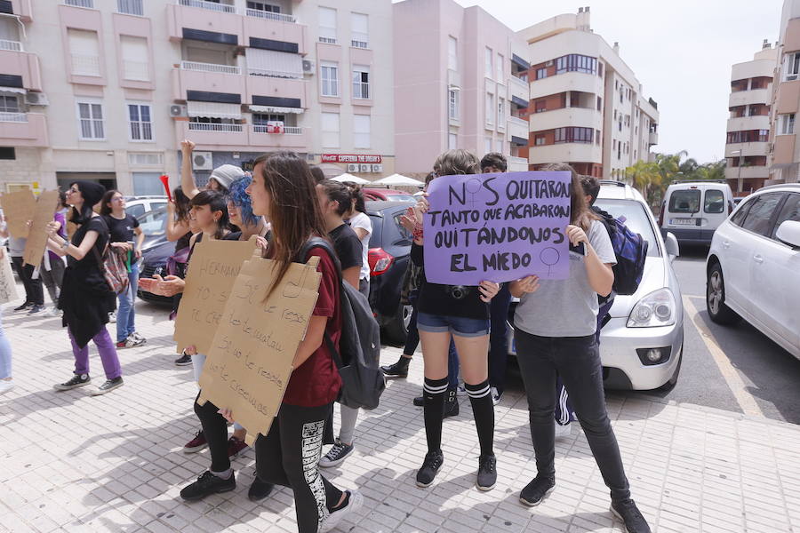 Unas 400 personas se han concentrado en la plaza del Trinfo en Granada y un centenar frente a los juzgados de Motril 