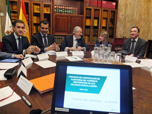 La reunión de la sociedad Almería Alta Velocidad se celebró ayer en la sede de la Subdelegación del Gobierno en Almería. 