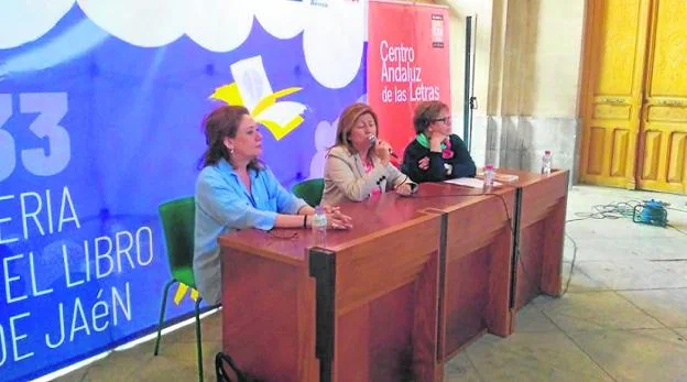 Cristina Fallarás, junto a la delegada de Cultura, Pilar Salazar y Natalia Checa (presentadora). 