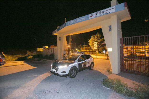 un vehículo de la Guardia Civil sale de las instalaciones sobre las 23.40 horas de ayer. 
