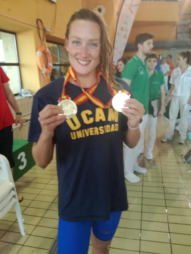 Mireia Belmonte posa con algunas de sus medallas. 