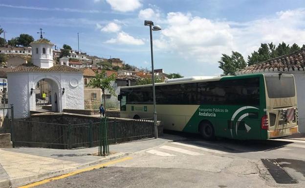 El Ayuntamiento de Pinos Puente denuncia a dos menores por actos vandálicos contra los autobuses