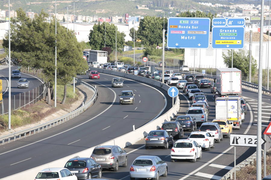 La A-44 ha estado colapsada de tráfico en sentido Motril toda la tarde, por un accidente entre tres vehículos