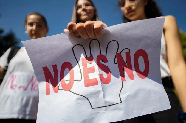 Una joven muestra un cartel con el lema 'No es no' tomado como lema contra las violaciones. 