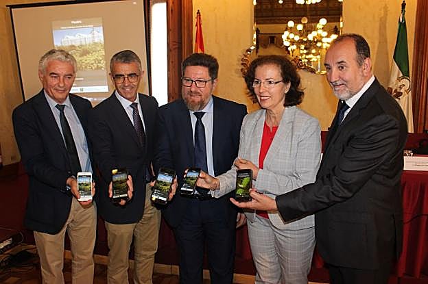 Jerónimo Pérez Parra, Roberto García Torrente, Rodrigo Sánchez, Gracia Fernández y José Manuel Ortiz muestran la 'app' PlantEN. 