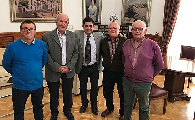 La Diputación de Jaén colaborará con la Rondalla de Albanchez de Mágina para acercar el folclore a la juventud