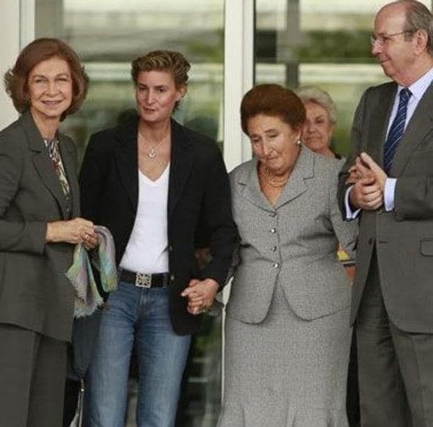 María Zurita (la segunda por la izquierda) posa junto a la reina Sofía y parte de la familia real.