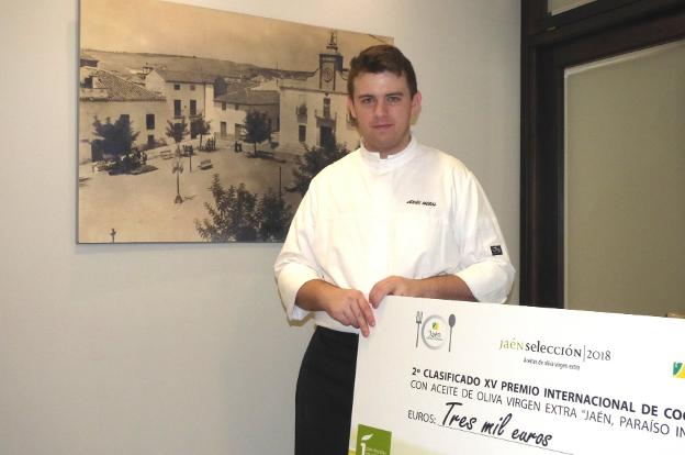 Jesús Moya posa con el 'cheque' de su premio.