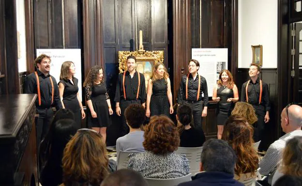 El Museo de Arte 'Doña Pakyta' se llena con un concierto del grupo vocal Siete Más Uno