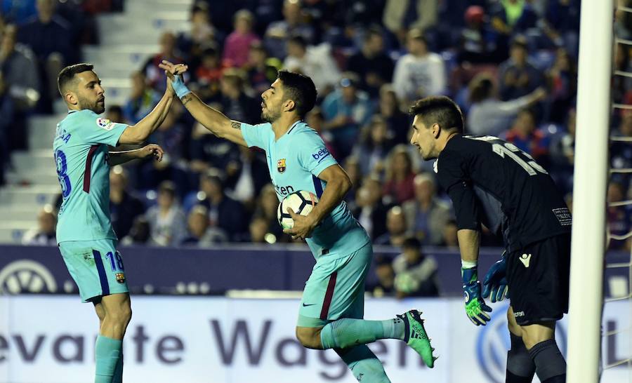 El Barça perdió la imbatibilidad en el Ciutat de Valencia a pesar del hat-trick de Coutinho y el penalti transformado por Suárez. Con esta victoria, el Levante acumula cinco consecutivas en casa 
