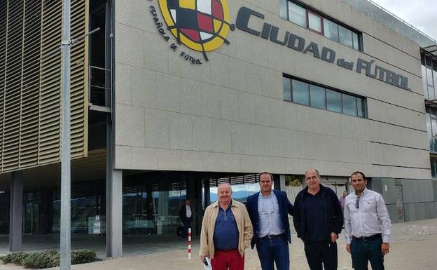 Representantes del club pulpileño en la Ciudad del Fútbol de Las Rozas. 