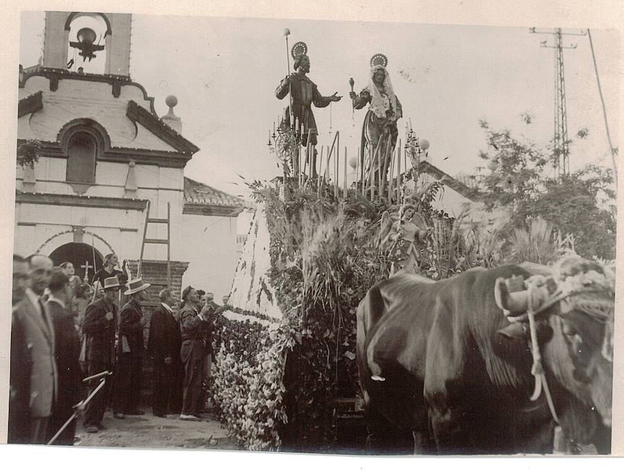 Las imágenes de San Isidro y Santa María de la Cabeza salen de la ermita en la procesión de 1949 