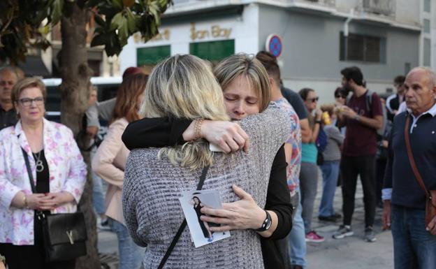 Conmoción en la plaza del Carmen en el acto de repulsa por el crimen de Las Gabias.