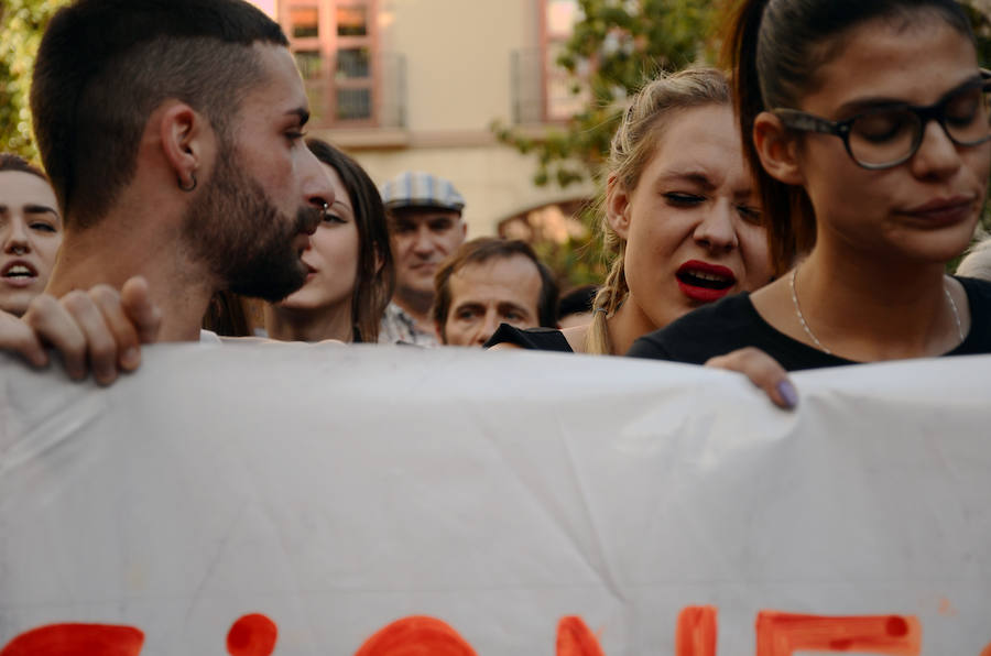 Familiares, amigos y compañeros de facultad de la joven asesinada se han concentrado en la plaza del Carmen en un emotivo acto. 