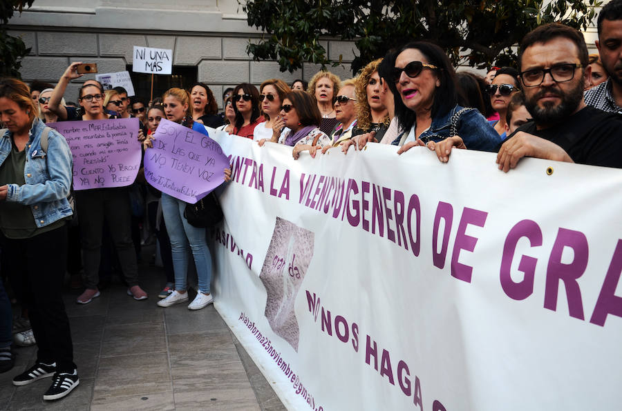 Familiares, amigos y compañeros de facultad de la joven asesinada se han concentrado en la plaza del Carmen en un emotivo acto. 