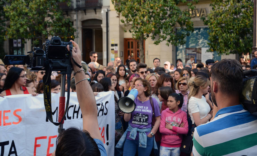 Familiares, amigos y compañeros de facultad de la joven asesinada se han concentrado en la plaza del Carmen en un emotivo acto. 