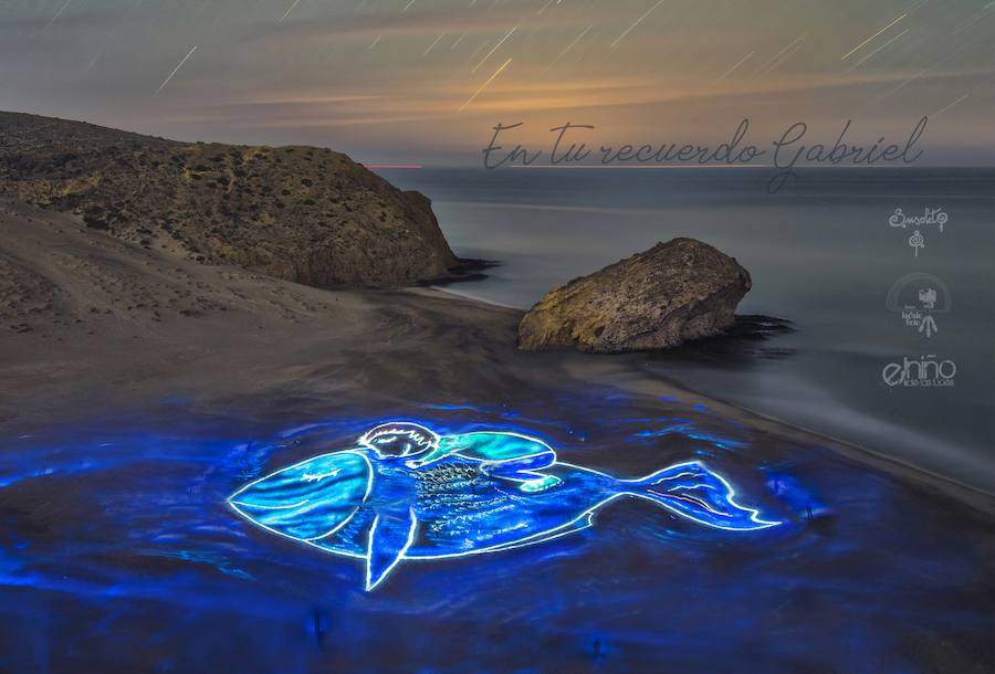 El grupo Indalo Foto y el fotógrafo Pedro J. Alcaraz realizan una 'pintura de luz' en la arena de la playa de Mónsul en recuerdo de Gabriel Cruz