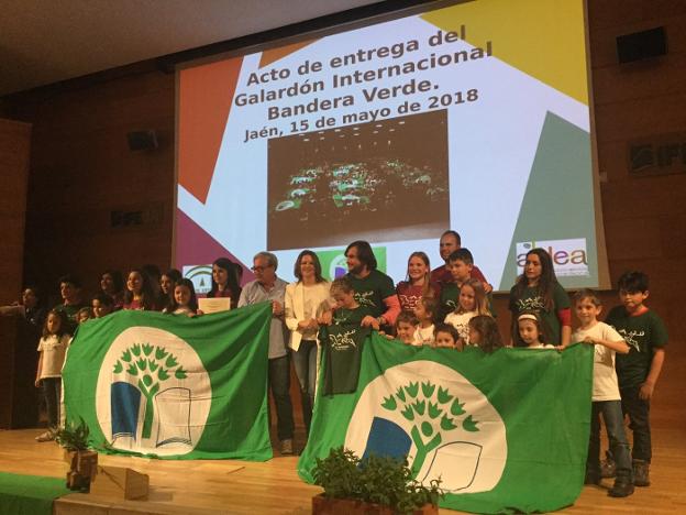 Entrega de las banderas verdes ayer en Jaén. 