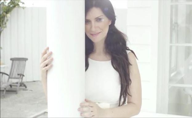 Laura Pausini cumple 44 ensayando para su nueva gira