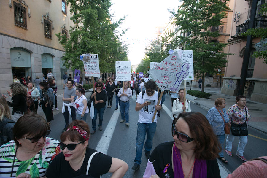 «No olvidamos ni perdonamos» o «No estamos solas, faltan las asesinadas», son algunos de los lemas que se han podido ver en la concentración a la que también han asistido los padres de la joven fallecida a manos de su pareja