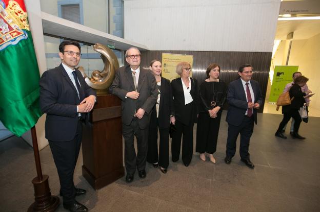 Francisco Cuenca, Pere Gimferrer, Laura García Lorca, María de Leyva, Sandra García y José Entrena, junto a la escultura del Premio.