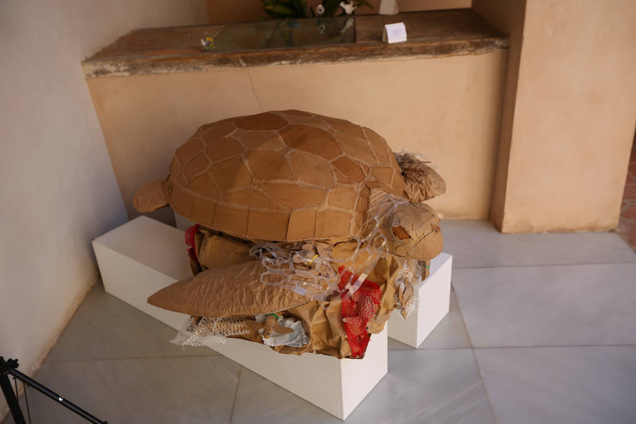 Una exposición muestra piezas de diferentes artistas con materiales reciclados