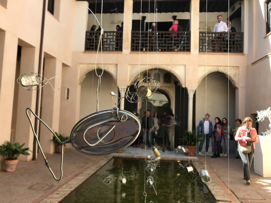 Una exposición muestra piezas de diferentes artistas con materiales reciclados