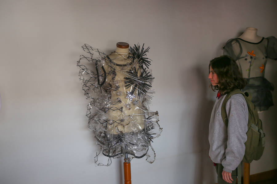 Una exposición muestra piezas de diferentes artistas con materiales reciclados