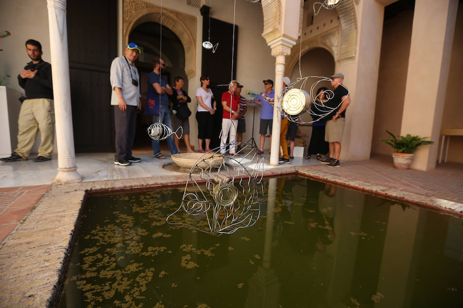Una exposición muestra piezas de diferentes artistas con materiales reciclados