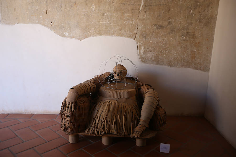 Una exposición muestra piezas de diferentes artistas con materiales reciclados