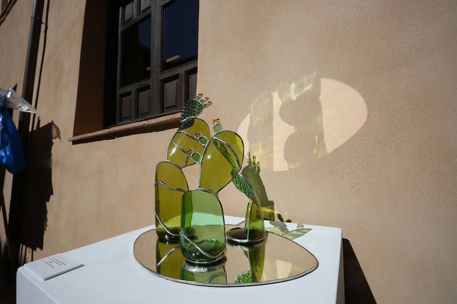 Una exposición muestra piezas de diferentes artistas con materiales reciclados