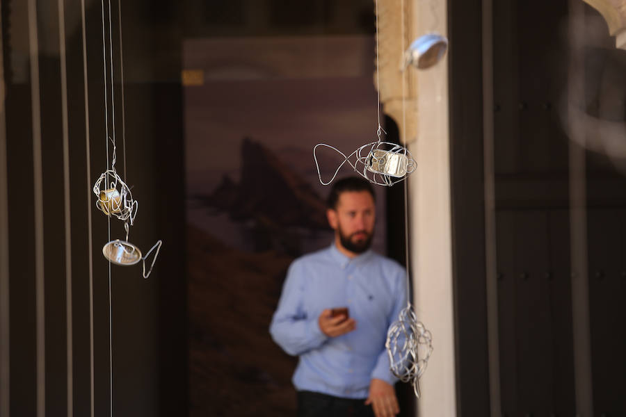 Una exposición muestra piezas de diferentes artistas con materiales reciclados