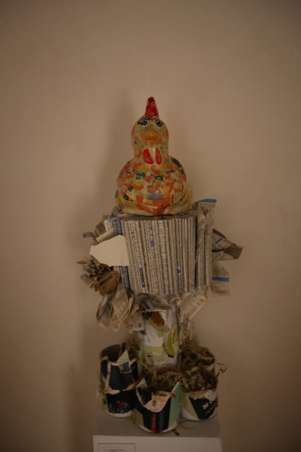 Una exposición muestra piezas de diferentes artistas con materiales reciclados