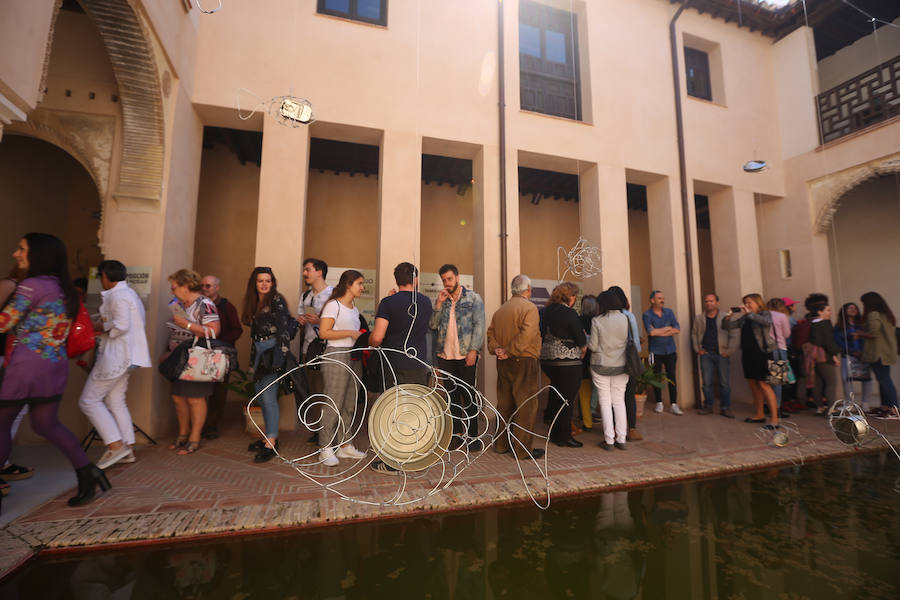 Una exposición muestra piezas de diferentes artistas con materiales reciclados
