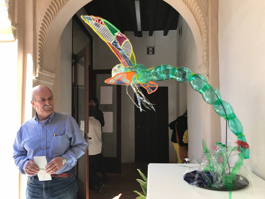 Una exposición muestra piezas de diferentes artistas con materiales reciclados