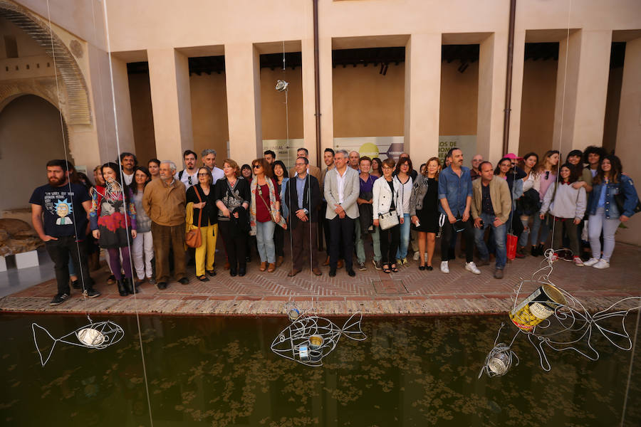 Una exposición muestra piezas de diferentes artistas con materiales reciclados