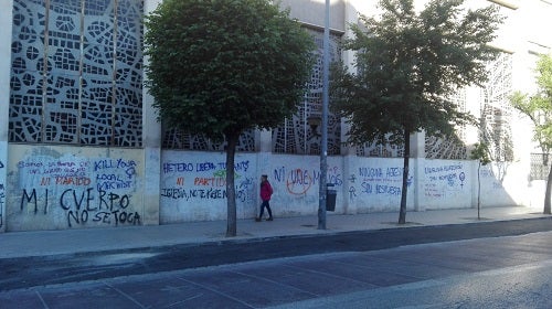 «Combate al maachote», «Mi cuerpo no se toca», son las frases que se pueden leer en las paredes de la cripta de Fray Leopoldo en las calles Divina Pastora esquina con Ancha de Capuchinos. Los pintores están adecentanda la fachada principal pero la otra pared está en un estado lamentable