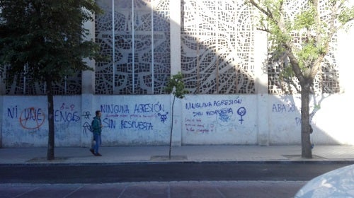 «Combate al maachote», «Mi cuerpo no se toca», son las frases que se pueden leer en las paredes de la cripta de Fray Leopoldo en las calles Divina Pastora esquina con Ancha de Capuchinos. Los pintores están adecentanda la fachada principal pero la otra pared está en un estado lamentable