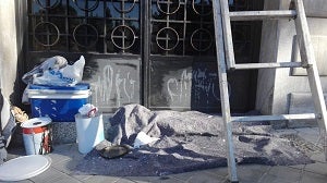 «Combate al maachote», «Mi cuerpo no se toca», son las frases que se pueden leer en las paredes de la cripta de Fray Leopoldo en las calles Divina Pastora esquina con Ancha de Capuchinos. Los pintores están adecentanda la fachada principal pero la otra pared está en un estado lamentable