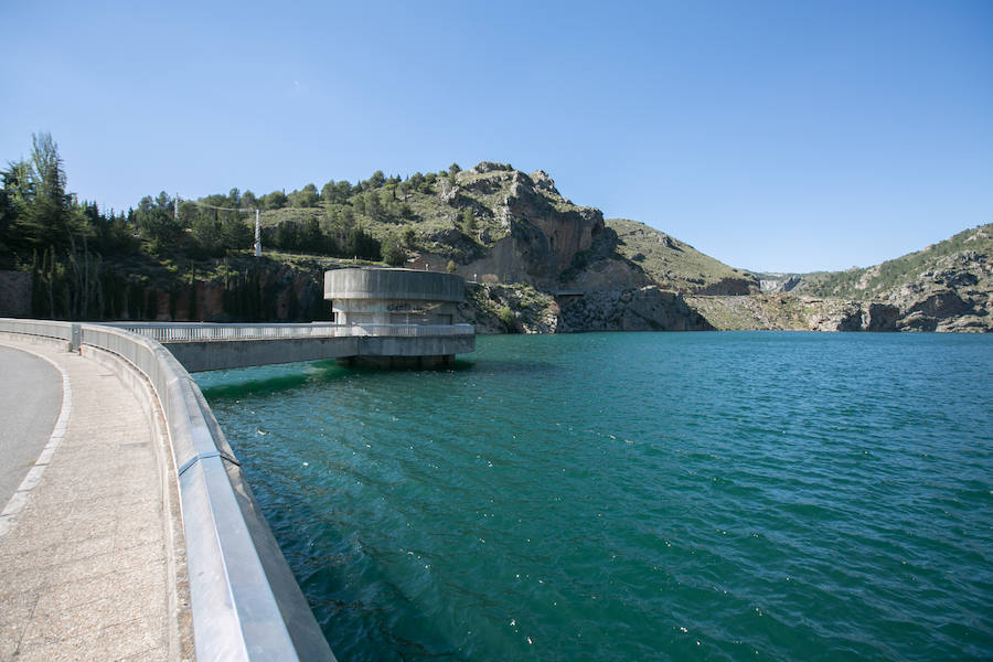 El pantano de Cubillas está al 100 % de su capacidad y el de Canales llegará a esa cifra en unos días. El de Quéntar ronda el 94%. 