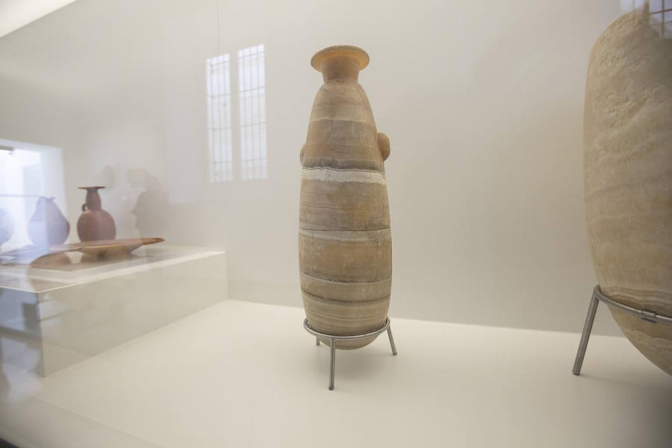 Alabastrón de Laurita. Alabastro, debastado, pulimentación y abrasión. Altura, 57 cm.; diámetro, 33,5 cm. Protohistoria, cultura fenicia, mediados del siglo VII a.C.