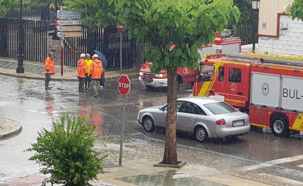 La lluvia deja un reguero de inundaciones de calles y viviendas en Atarfe