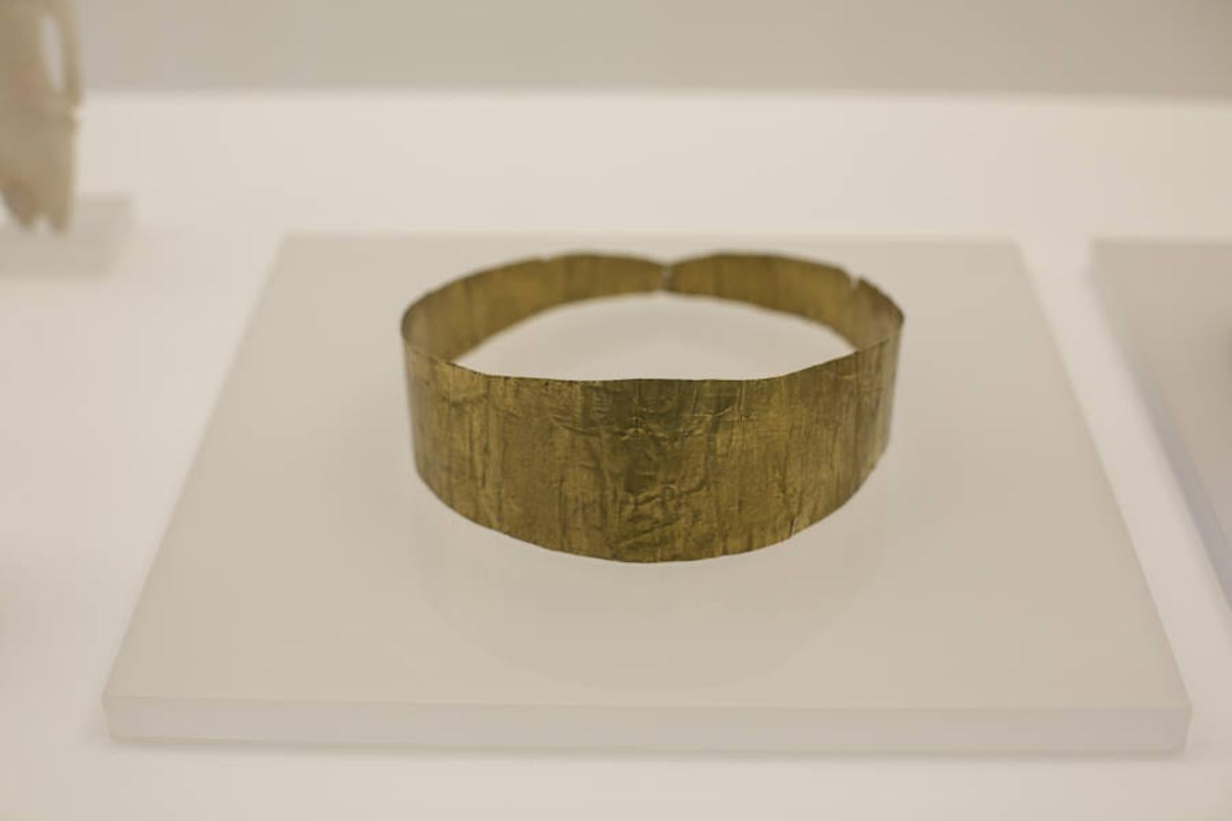 Diadema de la cueva de los Murciélagos, en Albuñol. Oro, batido. Longitud, 53,5 cm.; anchura, 5,7 cm.; grosor, 1,2 cm. Calcolítico, 2.700- 1.800 a.C.