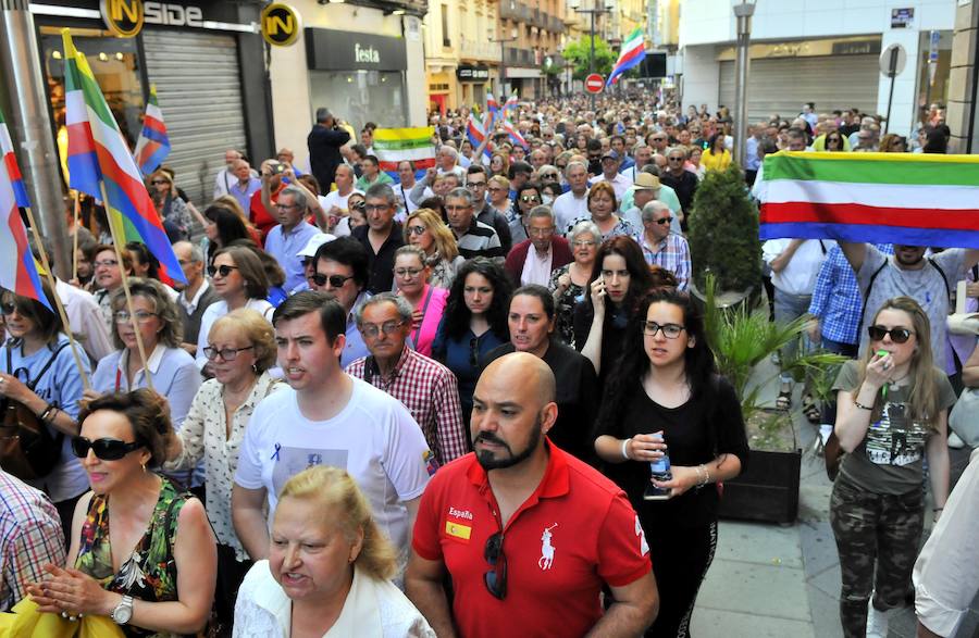 «Señora Díaz: iremos a Sevilla todos juntos, todos unidos y con nuestra bandera», indicó la plataforma en su manifiesto