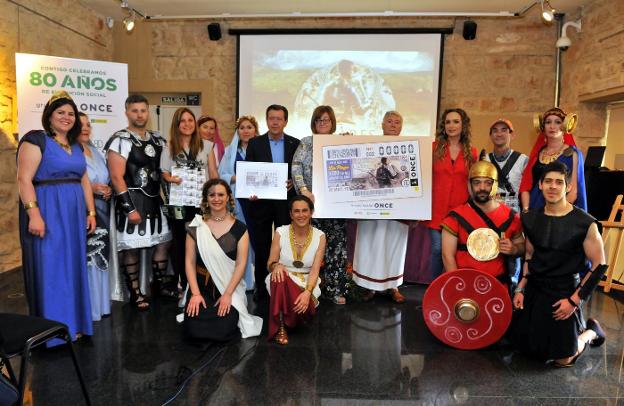 Mabel Selfa, Rosario Sedano y Juan Fernández, acompañados por algunos de los vecinos que participarán en el desfile de las Fiestas Íbero-Romanas de Cástulo. 